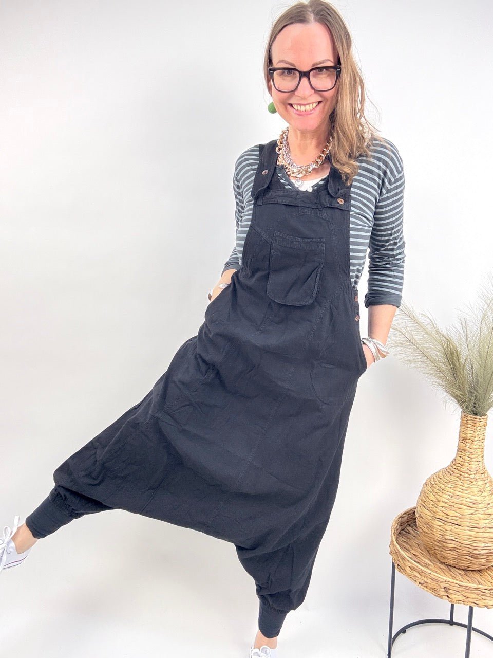 Latzhose Jumpsuit Schwarz - FROLLEIN KÄTHE Shop