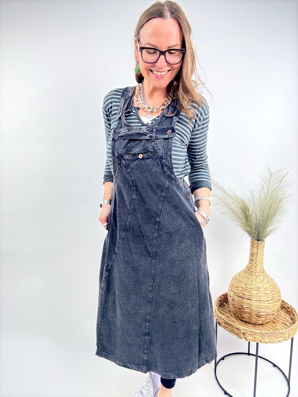 Latzkleid Stonewash Schwarz Grau - FROLLEIN KÄTHE Shop