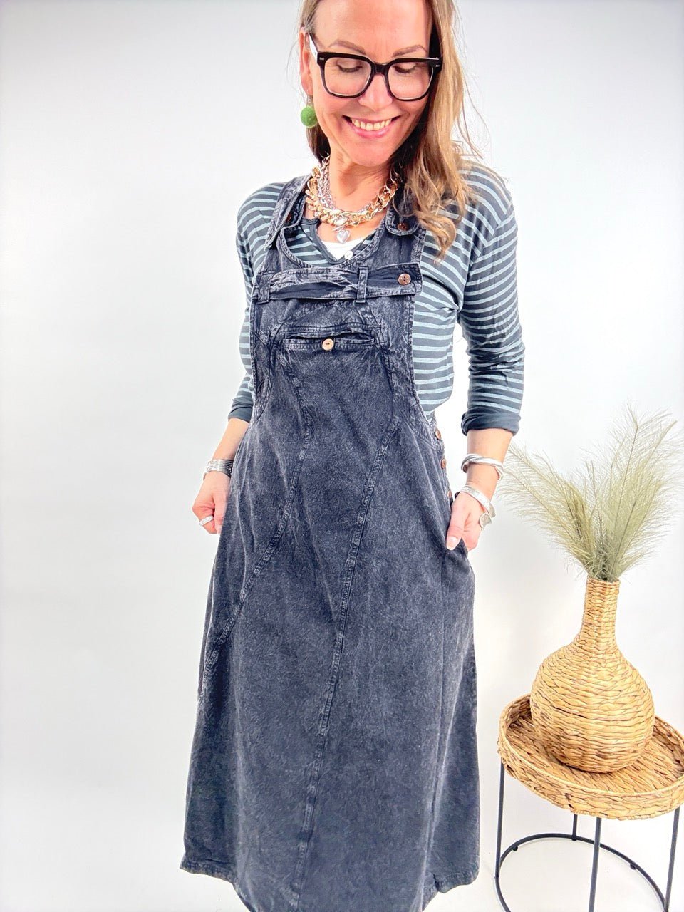 Latzkleid Stonewash Schwarz Grau - FROLLEIN KÄTHE Shop