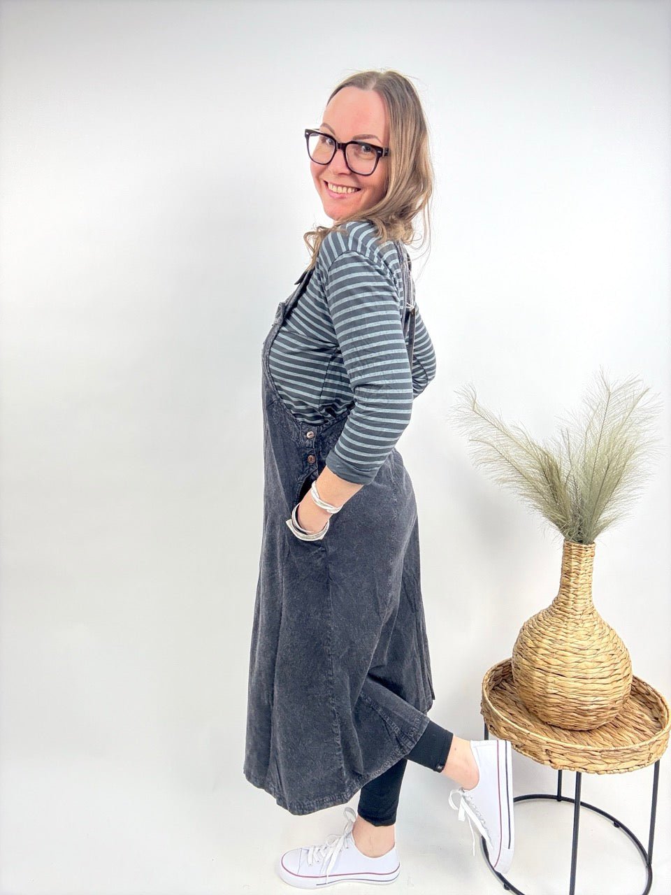 Latzkleid Stonewash Schwarz Grau - FROLLEIN KÄTHE Shop