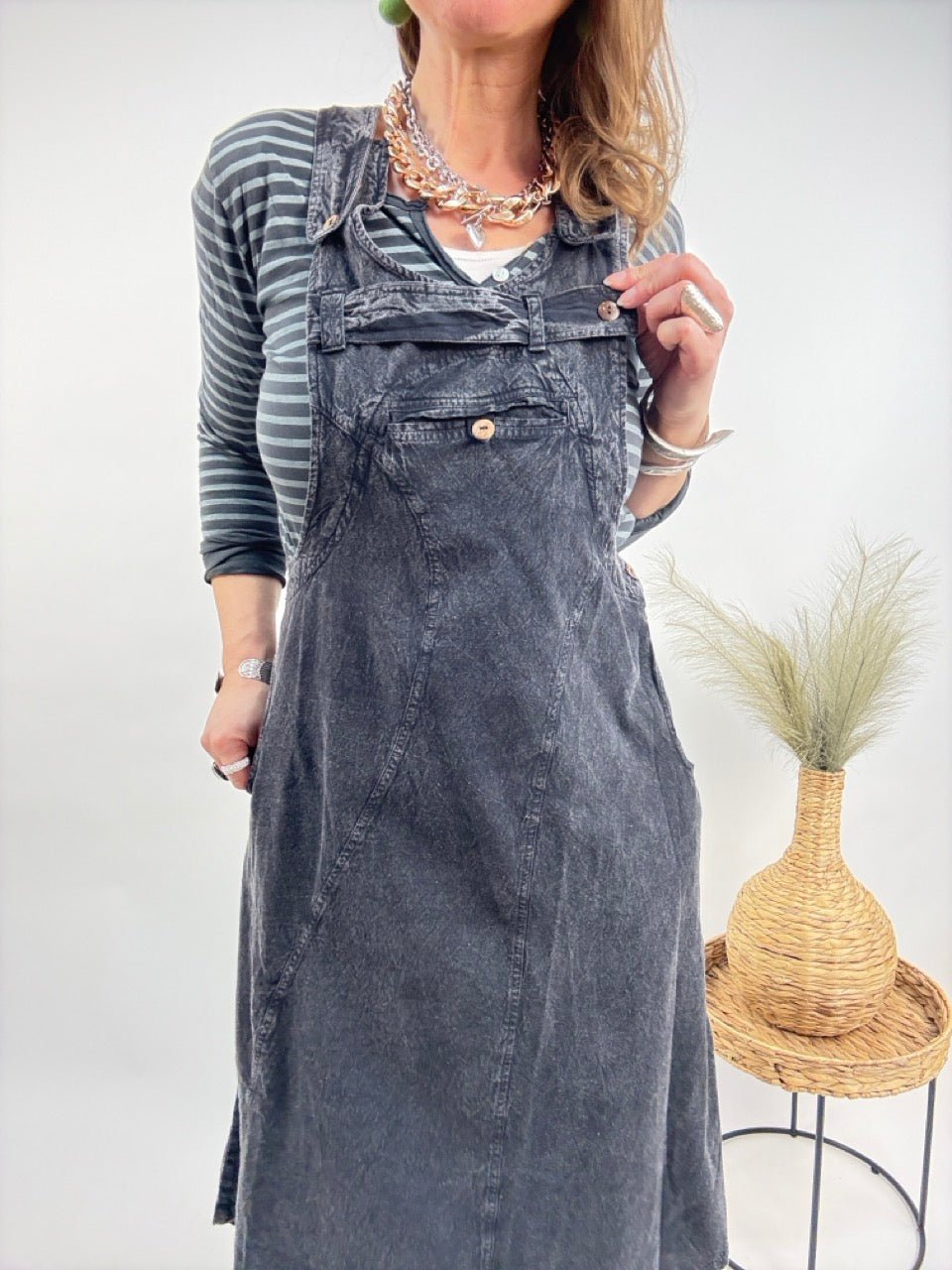 Latzkleid Stonewash Schwarz Grau - FROLLEIN KÄTHE Shop