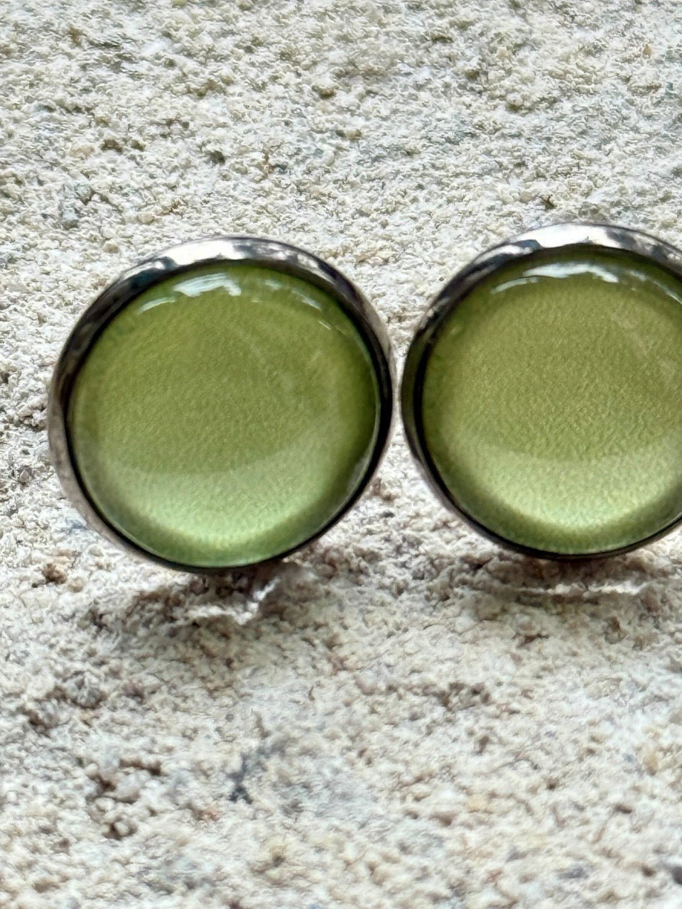Ohrstecker Edelstahl Kiki Lind Grün Uni 12mm - FROLLEIN KÄTHE Shop