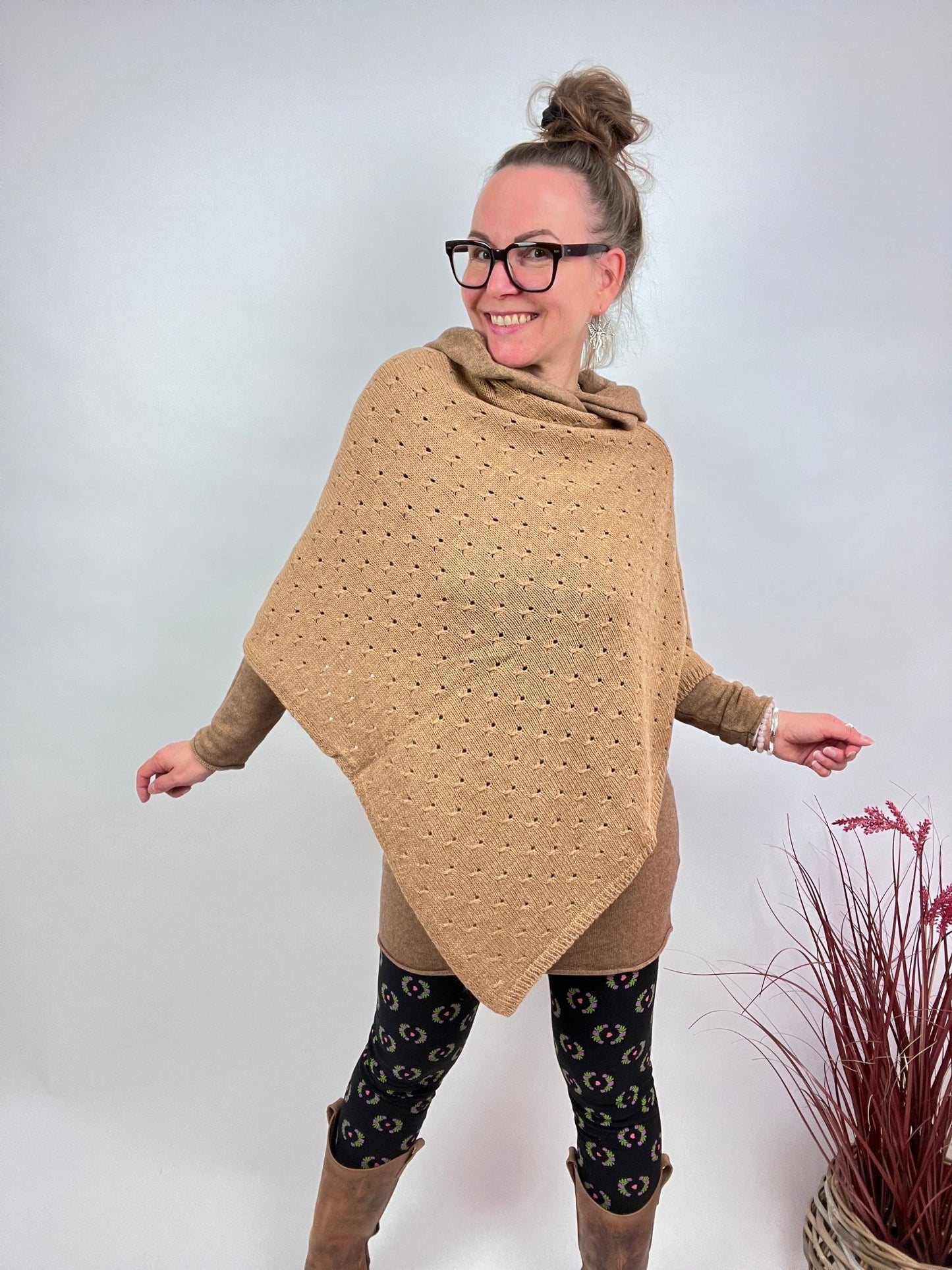 Poncho Woll Herzl Cappuccino - FROLLEIN KÄTHE Shop