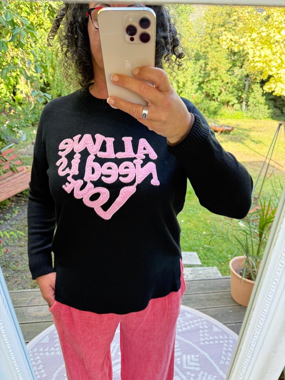 Pulli All we need is love Schwarz - FROLLEIN KÄTHE Shop