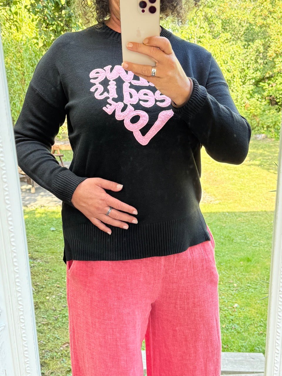 Pulli All we need is love Schwarz - FROLLEIN KÄTHE Shop