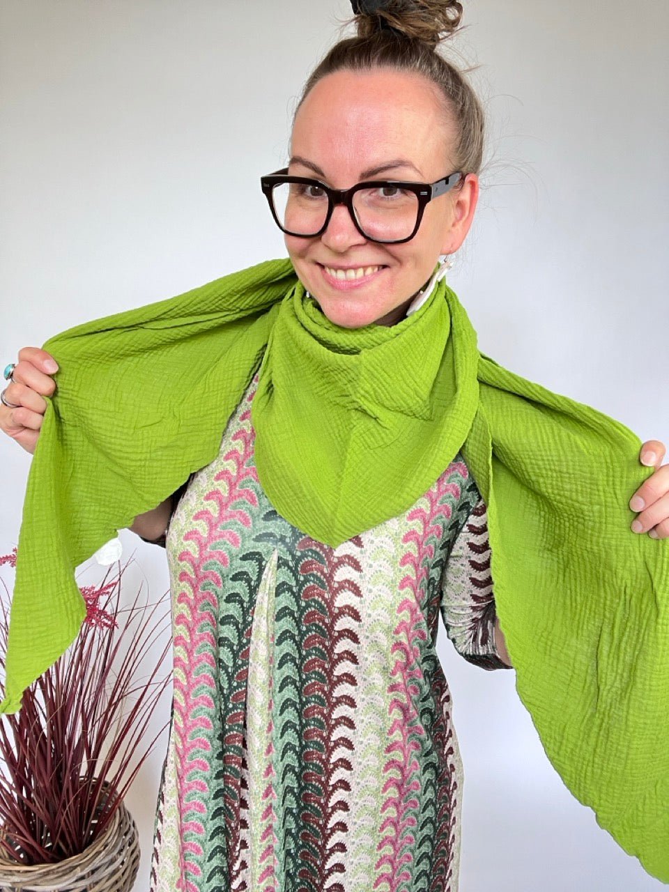 Tuch Gross Mariela Musselin Erbsengrün - FROLLEIN KÄTHE Shop