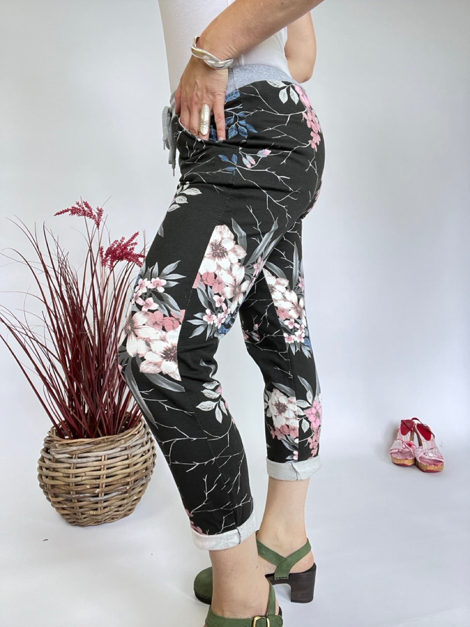 Jogpants Blumenpower Schwarz