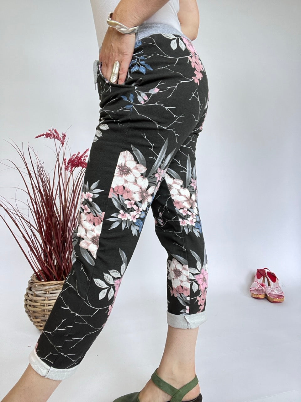 Jogpants Blumenpower Schwarz