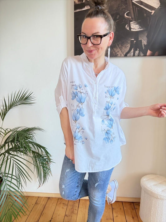 Bluse Lori Weiß mit Blüten Blau - FROLLEIN KÄTHE Shop