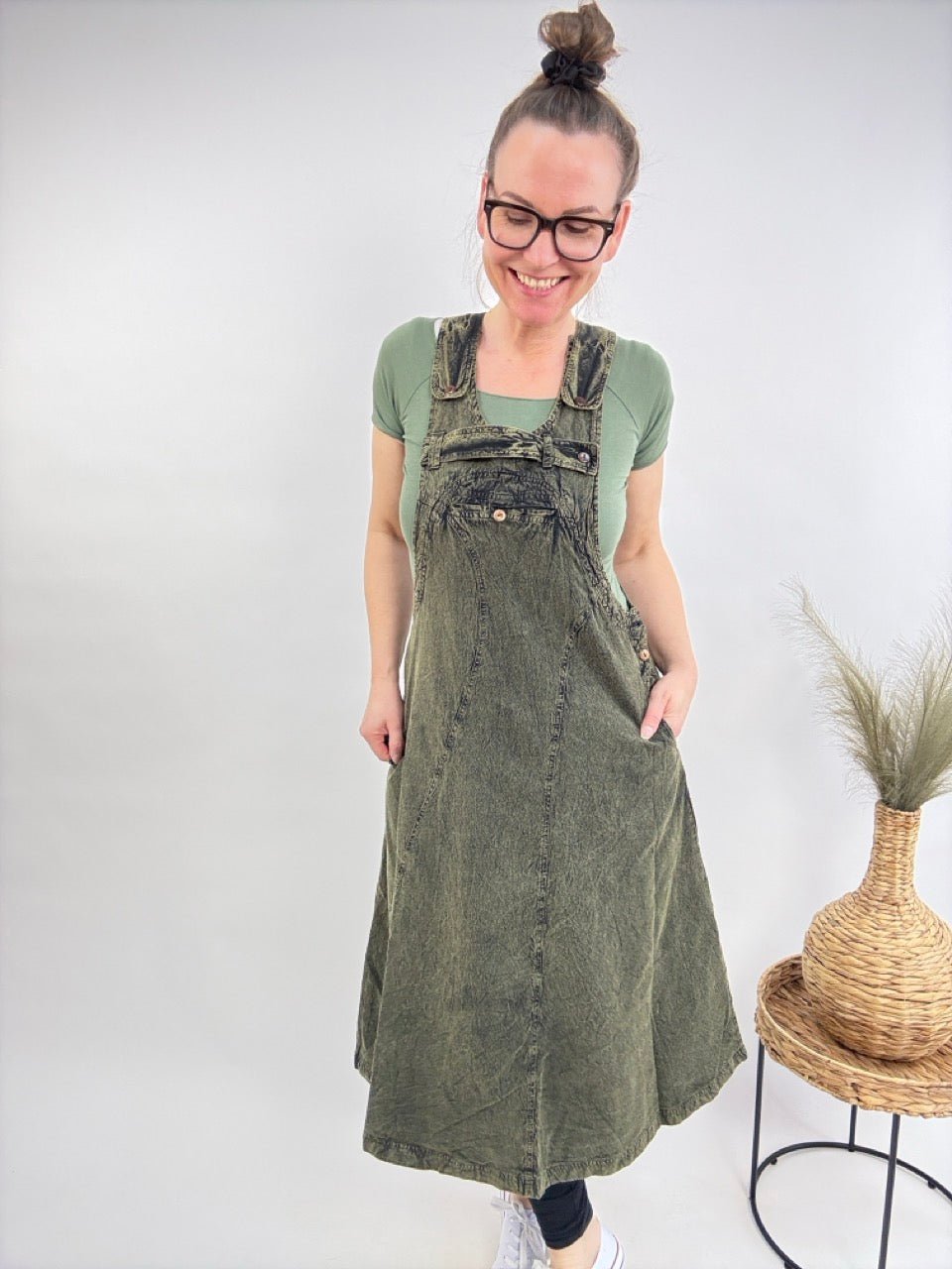 Latzkleid Stonewash Khaki - FROLLEIN KÄTHE Shop