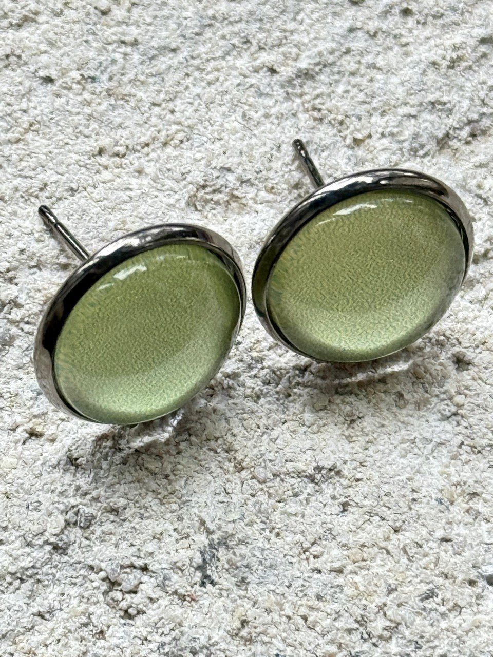 Ohrstecker Edelstahl Kiki Lind Grün Uni 12mm - FROLLEIN KÄTHE Shop