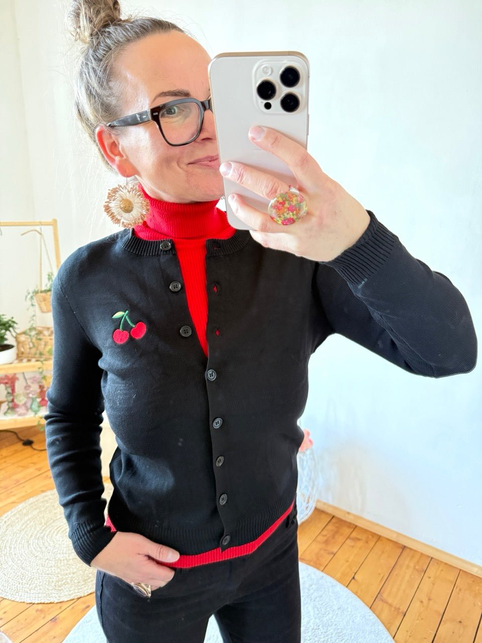 Strickjacke Cherrychic Schwarz - FROLLEIN KÄTHE Shop