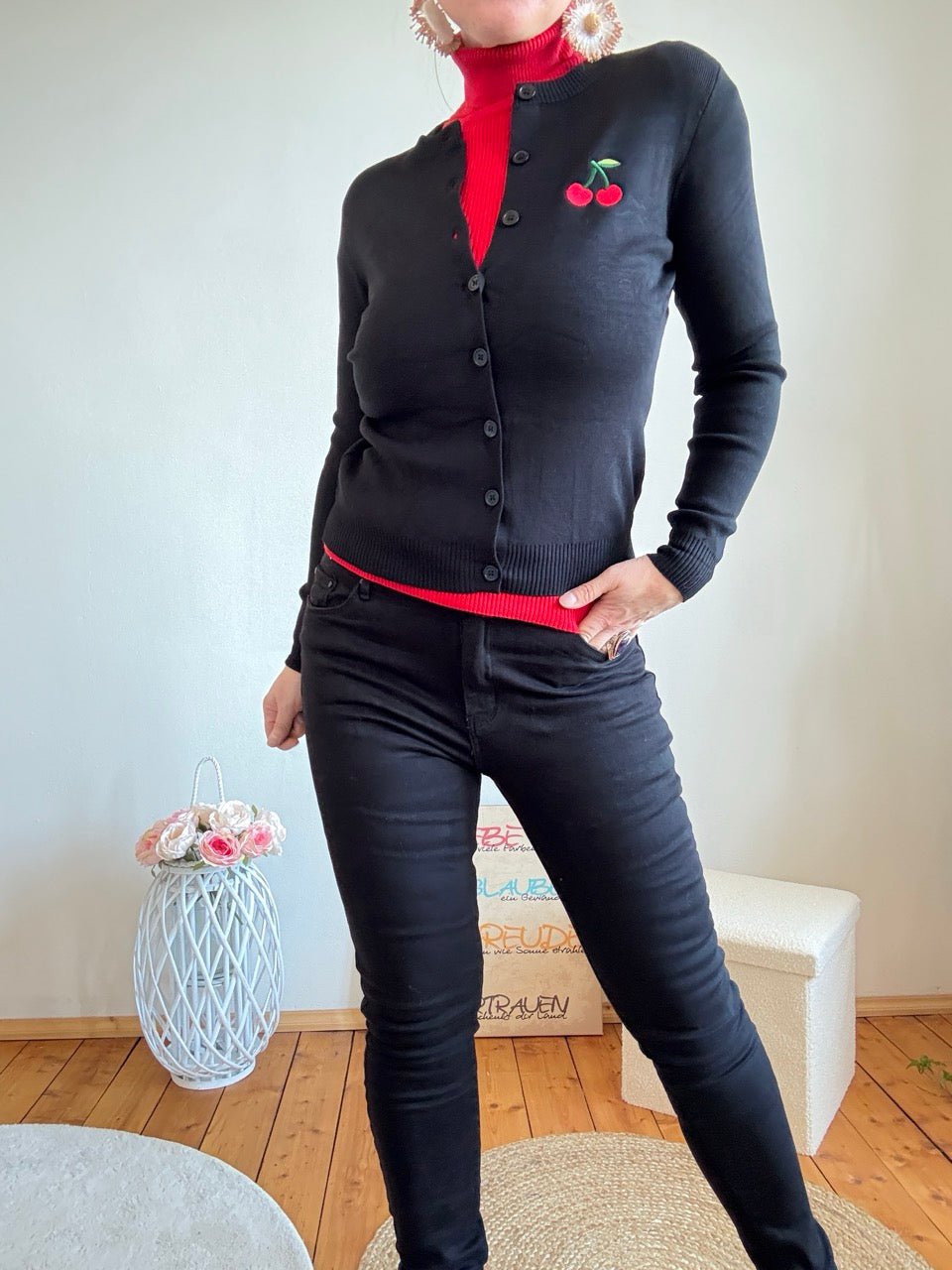 Strickjacke Cherrychic Schwarz - FROLLEIN KÄTHE Shop