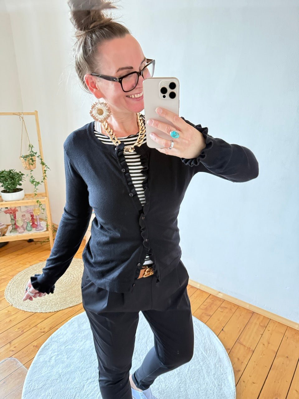 Strickjacke Rüschli Schwarz - FROLLEIN KÄTHE Shop