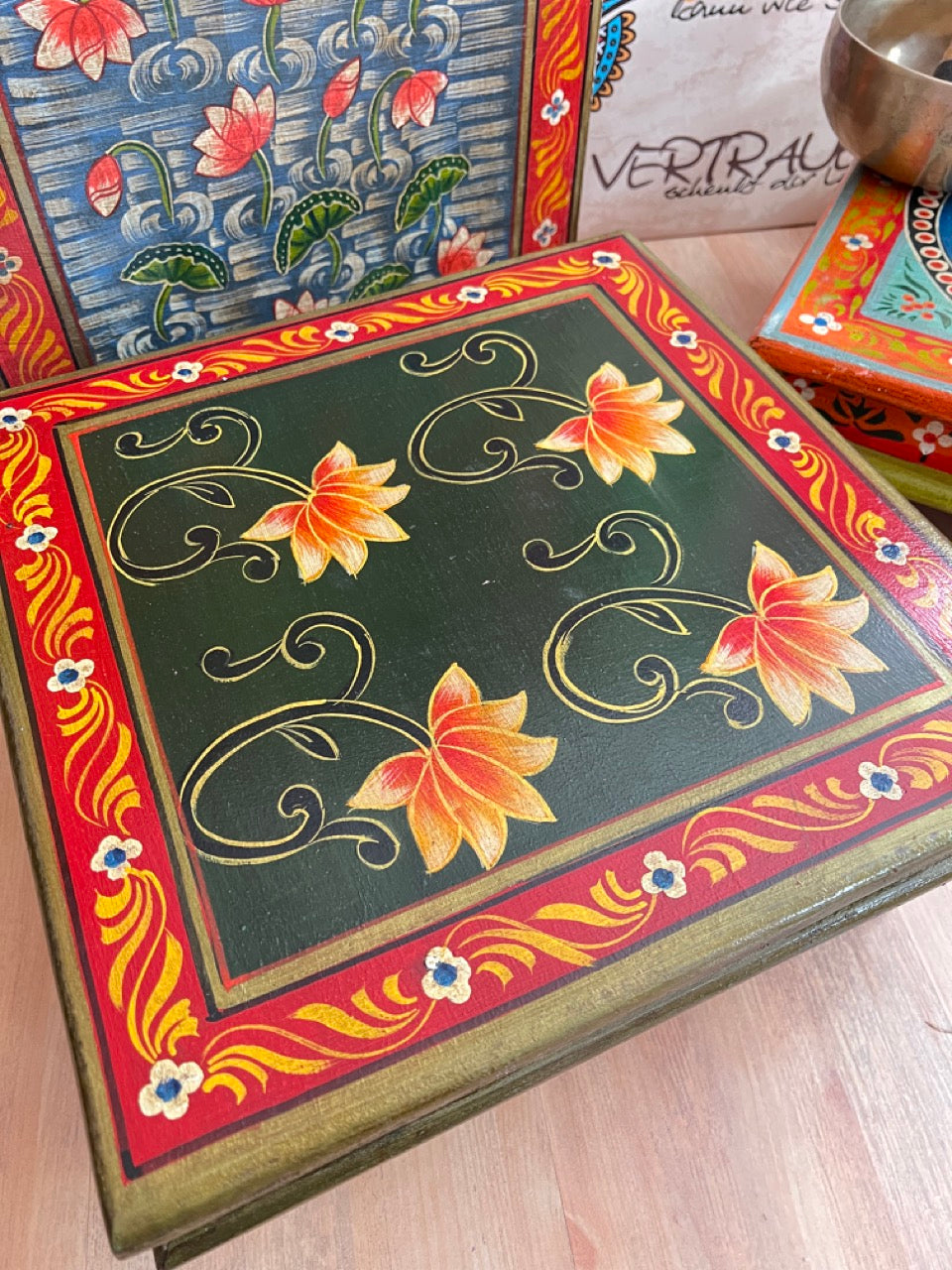 Handbemalter Holztisch aus Mangoholz Lotus