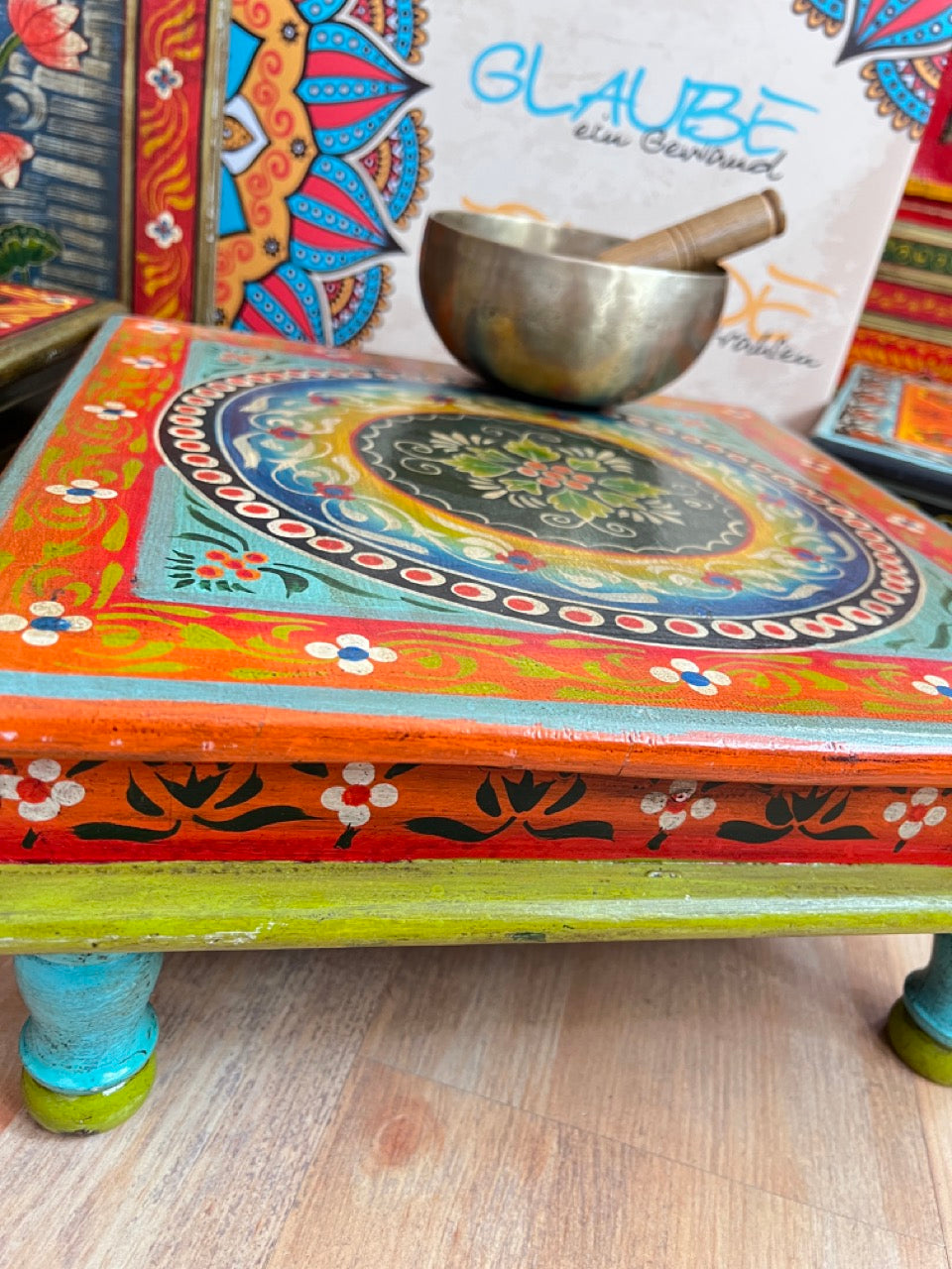 Handbemalter Holztisch aus Mangoholz Mandala